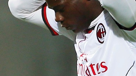 Mario Balotelli casi logra triplete ayer, aunque evitó la caída del Milan.