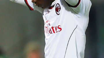 Mario Balotelli casi logra triplete ayer, aunque evitó la caída del Milan.