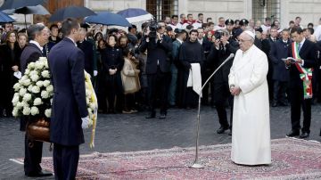 El Sumo Pontífice fue el último en rendir homenaje a la VIrgen de la Concepción.