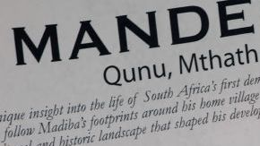 Un niño lee las palabras por encima de un retrato del expresidente Nelson Mandela, en el Museo Nelson Mandela en Qunu, Sudáfrica.
