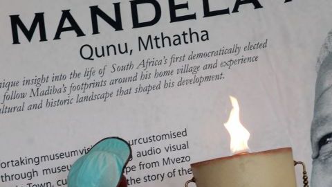 Un niño lee las palabras por encima de un retrato del expresidente Nelson Mandela, en el Museo Nelson Mandela en Qunu, Sudáfrica.