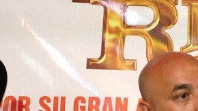 El problema es que no ha sido invitado formalmente; la “Chiquis” lo invitó pero mediante un mensaje de texto.