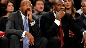 El entrenador de los Knicks,  Mike Woodson (izq.) y su asistenten Herb Williams observan la humillante derrota de su equipo ayer en el Garden.