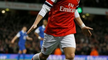 El alemán Mesut Ozil celebra el único gol del Arsenal.