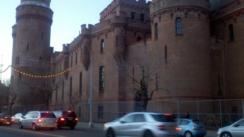 El Kingsbridge Armory es un edificio de ladrillos semejante a un castillo medieval, con nueve pisos. El inmueble abarca la cuadra completa desde Kingsbridge Road y la calle 195, hasta las avenidas Reservoir y Jerome.