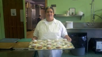 María Hernández aprendió a preparar la comida Kosher cuando la enviaron al Centro de Personas Mayores Van Cortlandt.