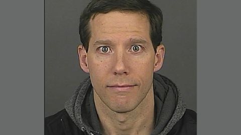 Aron Ralston es acusado de maltratar a su novia.