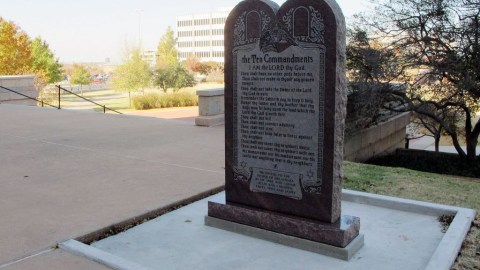 Los satanistas quieren colocar un monumento al lado de este de los Diez Mandamientos.