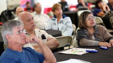 Personas interesadas en obtener un nuevo seguro médico escuchan sobre las diferentes opciones  que tienen dentro del 'Obamacare', durante el foro comunitario  "Medicare Es Tu Derecho" en  Huntington Park, Los Angeles.