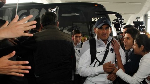 Humberto Suazo fue de los más ovacionados por los aficionados de Rayados a su llegada al Aeropuerto Mariano Escobedo.