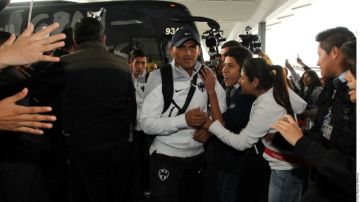 Humberto Suazo fue de los más ovacionados por los aficionados de Rayados a su llegada al Aeropuerto Mariano Escobedo.