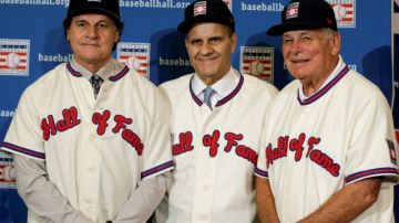 Desde la izquierda,  Tony La Russa, Joe Torre y Bobby Cox, quienes   entran a formar parte de los inmortales del béisbol.