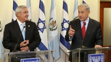 El presidente de Guatemala, Fernando Pérez Molina, izquierda, con el  Primer Ministro Israelí,  Benjamin Netanyahu habla con los periodstastas en Jerusalén.