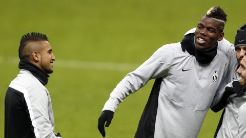 De izq. a der. el  chileno Arturo Vidal, Paul Pogba, Simone Pepe y el argentino Carlos Tévez, durante un entrenamiento de Juventus.