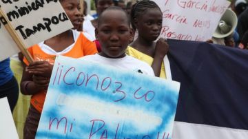 Manifestantes dominicanos de ascendencia haitiana, del movimiento Reconoci.do, protestan frente al Congreso Nacional, el 12 de junio, en Santo Domingo.