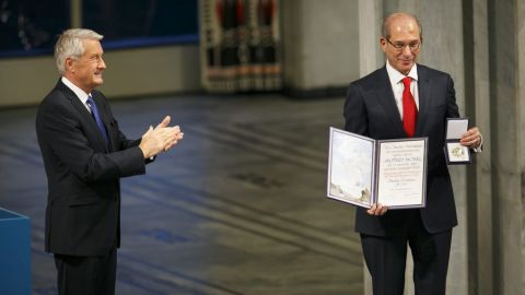 Ahmet &Uunl;zumcü, director de OPAQ recibió el galardón.