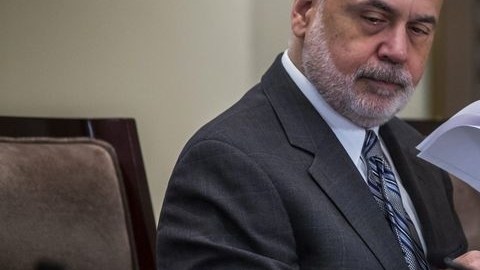 Ben Bernanke, presidente de la Reserva Federal y su próxima sucesora Janet Yellen asisten a la reunión del consejo para discutir la versión final de la conocida como "Norma Volcker".