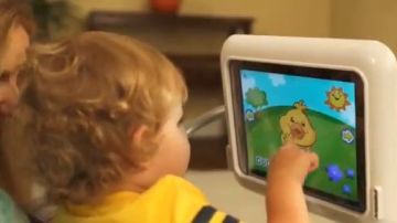 Los padres pueden descargar aplicaciones en sus iPads  a través de la silla mecedora.