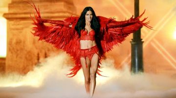 Adriana Lima desfiló más sexy que nunca con este conjunto de color rojo vivo de Victoria's Secret.