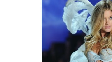 Doutzen Kroes desplegó las alas y sus encantos durante el desfile.