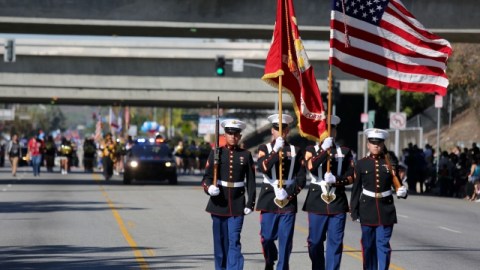Miembros de la Infantería de Marina participan en el Desfile del Día de los Veteranos de Pacoima, en noviembre.