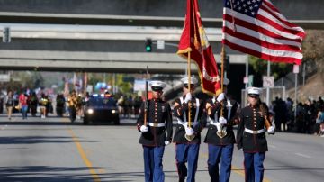 Miembros de la Infantería de Marina participan en el Desfile del Día de los Veteranos de Pacoima, en noviembre.
