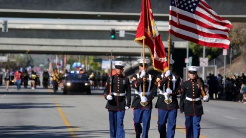 Miembros de la Infantería de Marina participan en el Desfile del Día de los Veteranos de Pacoima, en noviembre.