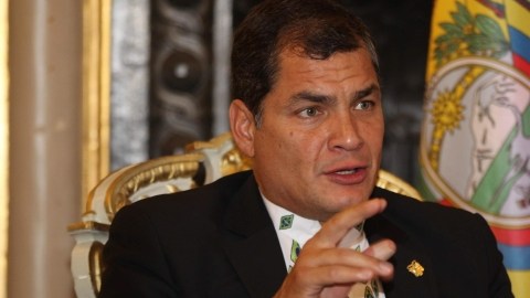 El presidente Rafael Correa hablando  durante una rueda de prensa.