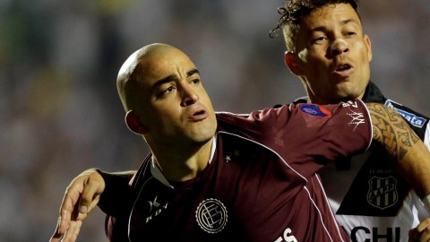 Baraka  (der.) del Ponte Preta, marca al delantero  uruguayo  Santiago Silva, goleador del Lanús, en el juego de ida de la final de la Copa Sudamericana.