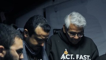 La actriz América Ferrera rezó con los activistas que tomaron el relevo de Medina en el ayuno