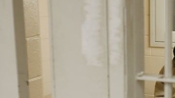 Varios detenidos reportan que se prolongan las detenciones en centro de detención para migrantes de El Paso, Texas, injustificadamente.