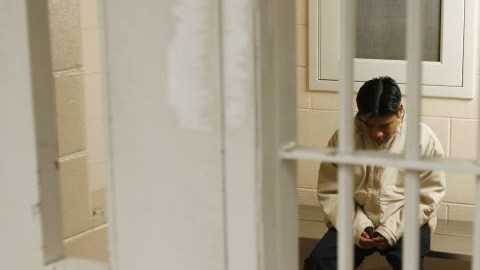 Varios detenidos reportan que se prolongan las detenciones en centro de detención para migrantes de El Paso, Texas, injustificadamente.