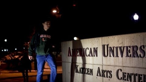Estudiantes en el campus de American University en Washington DC, tras levantarse el bloqueo por la presencia de un supuesto pistolero.