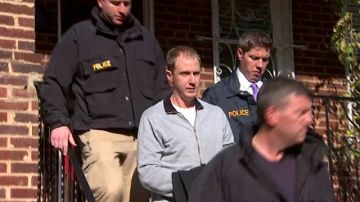 El jefe del equipo de Alexander, Ryan Loskarn (en el centro), es investigado por cargos de pornografía infantil y fue suspendido de su cargo.