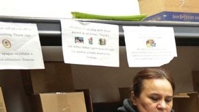 Voluntarios entregan comida a personas necesitadas en un centro de ayuda alimentaria en Chicago.