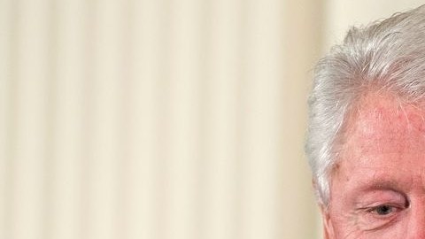 El mandatario Barack Obama coloca la Medalla Presidencial de la Libertad el expresidente Bill Clinton.