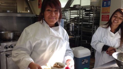 Diana Gonzalez prepara su aperitivo de vegetales que ella misma cultivo durante el verano en la escuela. La acompana Maria Castro.