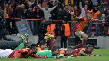 Jugadores del Galatasaray se tiran al césped helado del Estadio Ali Sami Yen,  en Estambul, para celebrar su gran triunfo sobre la  'Juve'.
