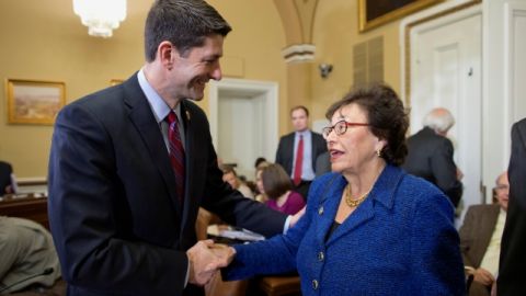 Paul Ryan, presidente del Comité presupuestario con  la congresista Nita    Lowey.