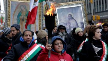 Cientos de mexicanos honraron hoy en NYC a su patrona, la Virgen de Guadalupe.