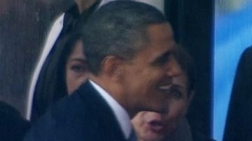 El presidente de EEUU, Barack Obama estrechó la mano de su homólogo cubano, Raúl Castro, durante el servicio fúnebre de Nelson Mandela en Sudáfrica.