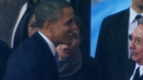El presidente de EEUU, Barack Obama estrechó la mano de su homólogo cubano, Raúl Castro, durante el servicio fúnebre de Nelson Mandela en Sudáfrica.