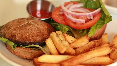 Alimentos como la cebolla, el ajo y el alcohol, favorecen el mal aliento.
