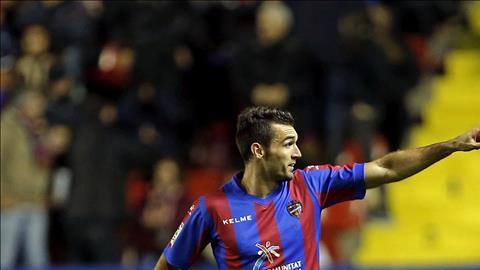 El delantero del Levante UD. David Barral celebra su gol, primer gol de su equipo ante el Elche CF, durante el partido, correspondiente a la decimosexta jornada de Liga de Primera División, que Levante y Elche disputaron en el estadio Ciutat de Valencia. EFE