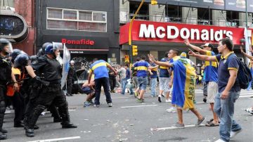 Aficionados del Boca Juniors se enfrentan con miembros de la Policía Federal durante la celebración del denominado "Día del Hincha del Boca Juniors", este jueves 12 de diciembre de 2013, en el área del Obelisco, en Buenos Aires (Argentina). EFE