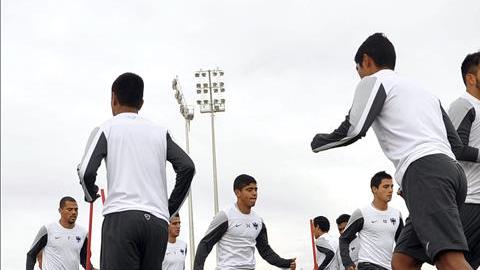 Los jugadores del Monterrey calientan durante una sesión de entrenamiento en Agadir (Marruecos) hoy. EFE