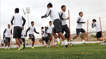 Los jugadores del Monterrey calientan durante una sesión de entrenamiento en Agadir (Marruecos) hoy. EFE