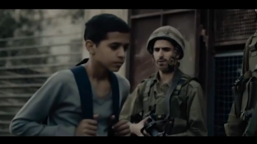 Jóvenes palestinos que convierten armas en instrumentos musicales protagonizan el video.