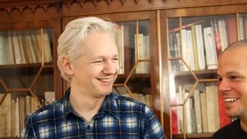 La canción compuesta por  René Pérez (d) y Assange (i) se colgará en YouTube a las 13.00 hora local (17.00 GMT).