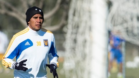 Carlos Salcido sigue con  sus entrenamientos  en el campamento de  Tigres mientras resuelve su situación.